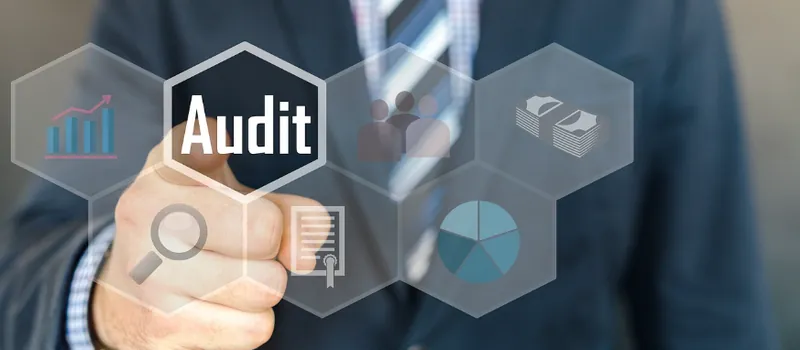 Hand wählt das Symbol „Audit“ auf einer digitalen Oberfläche
